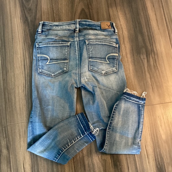 Women’s American eagle distressed jeans/jeggings - Picture 2 of 3